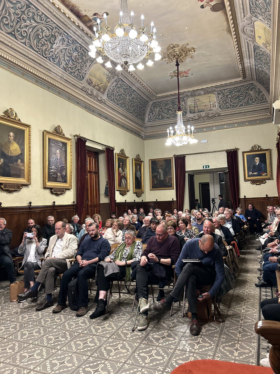 JuntsxCatVila's tweet photo. Avui  hem assistit a l’acte institucional de la Diada de #SantJordi amb la conferència “De la paraula”, a càrrec de l’escriptor i professor Xavier Hernàndez Ventosa. 

El Saló de Sessions, ple de gom a gom, ha acollit una reflexió sobre el poder de la paraula. https://t.co/6OkV9W0PtT