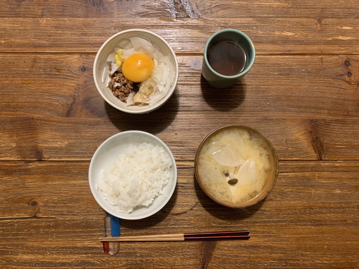 leeeeloux's tweet photo. 朝ごはん
ルイボスティー、新玉葱と卵納豆、大根としめじと豆腐の味噌汁
#朝ごはん
#簡単ごはん
#いただきます https://t.co/vYyBsmJWJp
