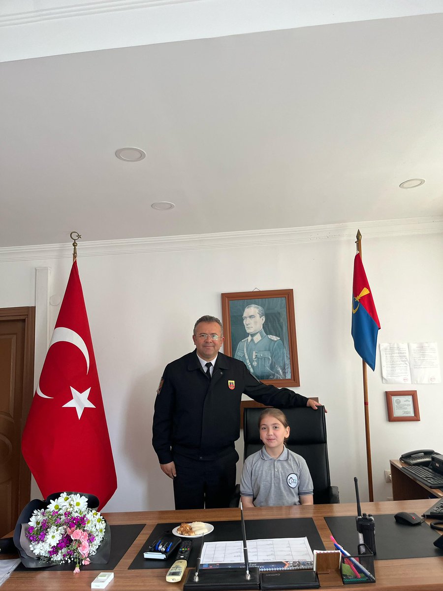 SumerOkul53's tweet photo. Sümer İlkokulu öğrencilerimiz Metehan Hekimoğlu, Cengiz Işıklı ve Tuğçe Töngel, 23 Nisan Ulusal Egemenlik ve Çocuk Bayramı etkinlikleri kapsamında İlçe Jandarma Komutanlığında makam ziyareti gerçekleştirdi. https://t.co/GWdxAycUI3