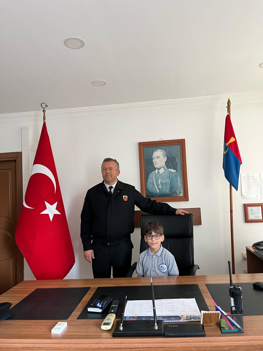 Sümer İlkokulu öğrencilerimiz Metehan Hekimoğlu, Cengiz Işıklı ve Tuğçe Töngel, 23 Nisan Ulusal Egemenlik ve Çocuk Bayramı etkinlikleri kapsamında İlçe Jandarma Komutanlığında makam ziyareti gerçekleştirdi.