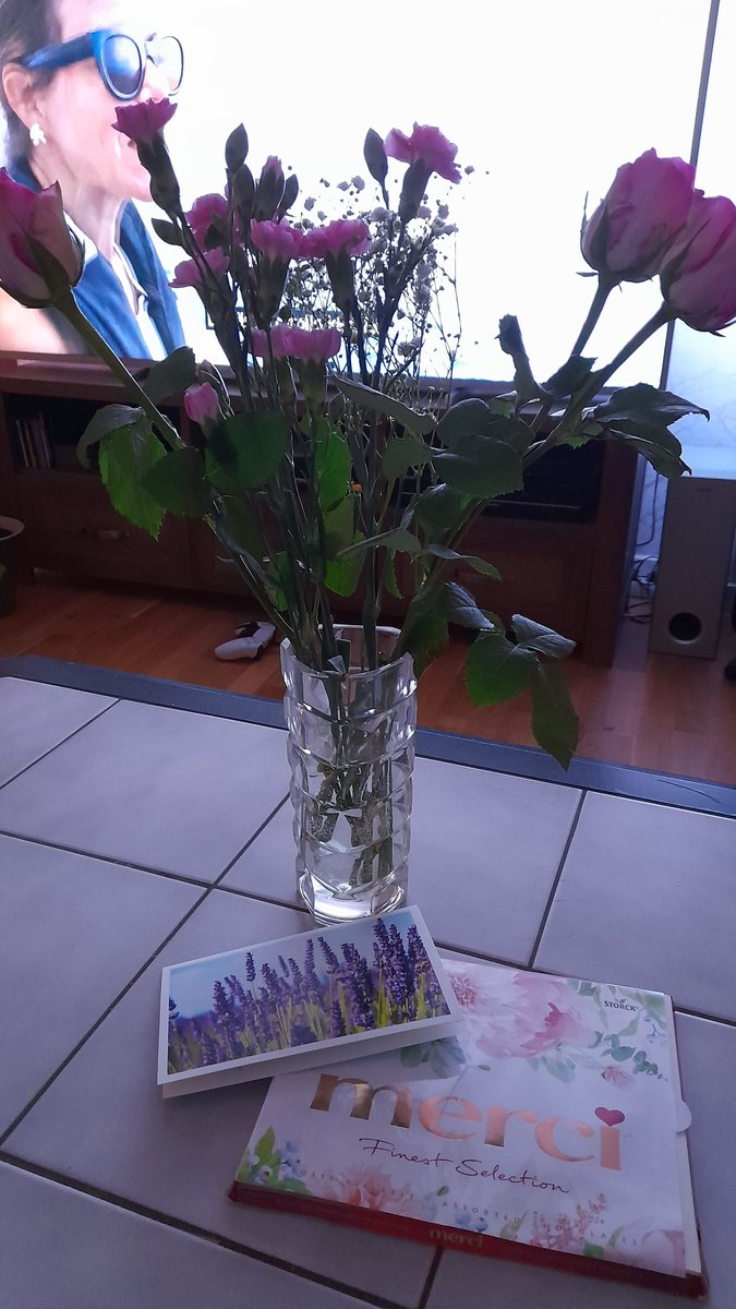 SwedishGamester's tweet photo. Mom only have a few #TVchannels now so a few evenings every week we watch some #TVshows together in my #apartment. Today she had a #BouquetOfFlowers, a #BoxOfChocolates, and a #HandwrittenCard with her to thank me for helping her with stuff in her #NewApartment. Thanks mom! ๐โค๏ธ https://t.co/UcxxBo5Jnm