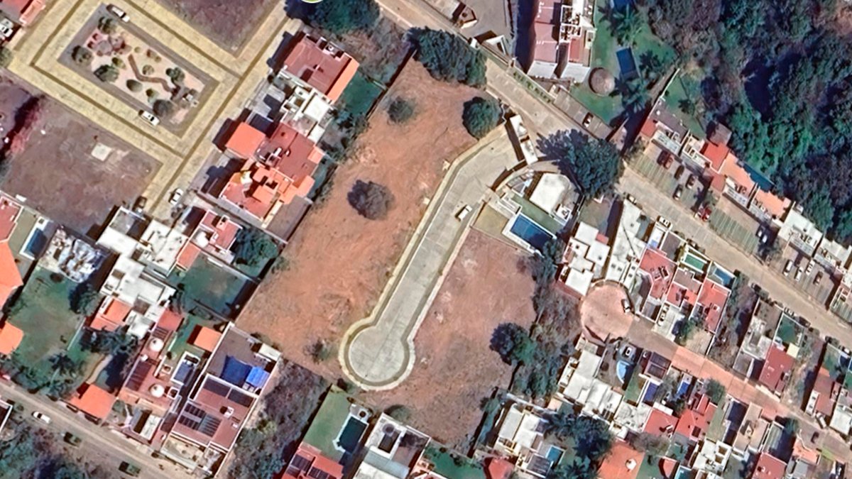 #Procesos
Privada “El Cortijo”.

Fraccionamiento residencial de 12 lotes de 400 m2, casa-club y alberca en #Morelos.

1) Imágen 14/02/21.
2) Plano base, 2021.
3) Imágen 19/04/23.
4) Imágen 06/06/25.

Fuente: <a href="/googleearth/">Google Earth</a> 

#Arquitectura #Architecture
#REArquitectos