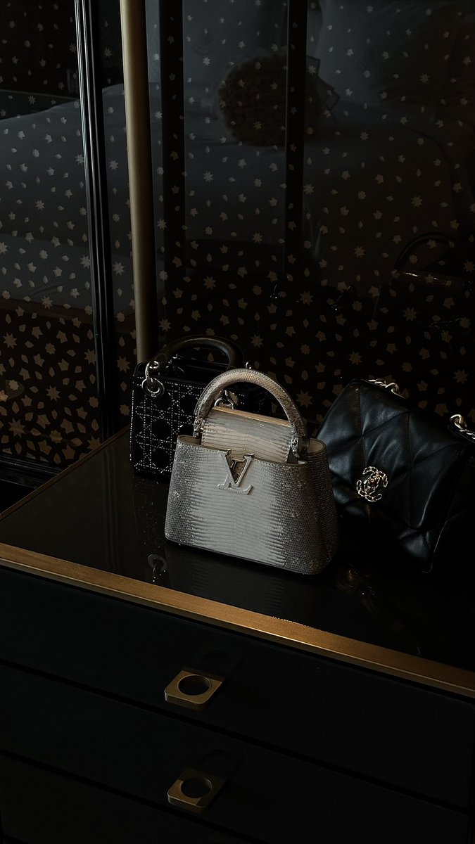 ٢٢ | إبريـل 🤍

توالدت الأنوار يوم انولدتي 
كل عام وانتي نور هالأرض كل عام 

اليوم ، ما هو عيد ميلادك انتي 
اليوم هذا .. عيد ميلاد الأيـام