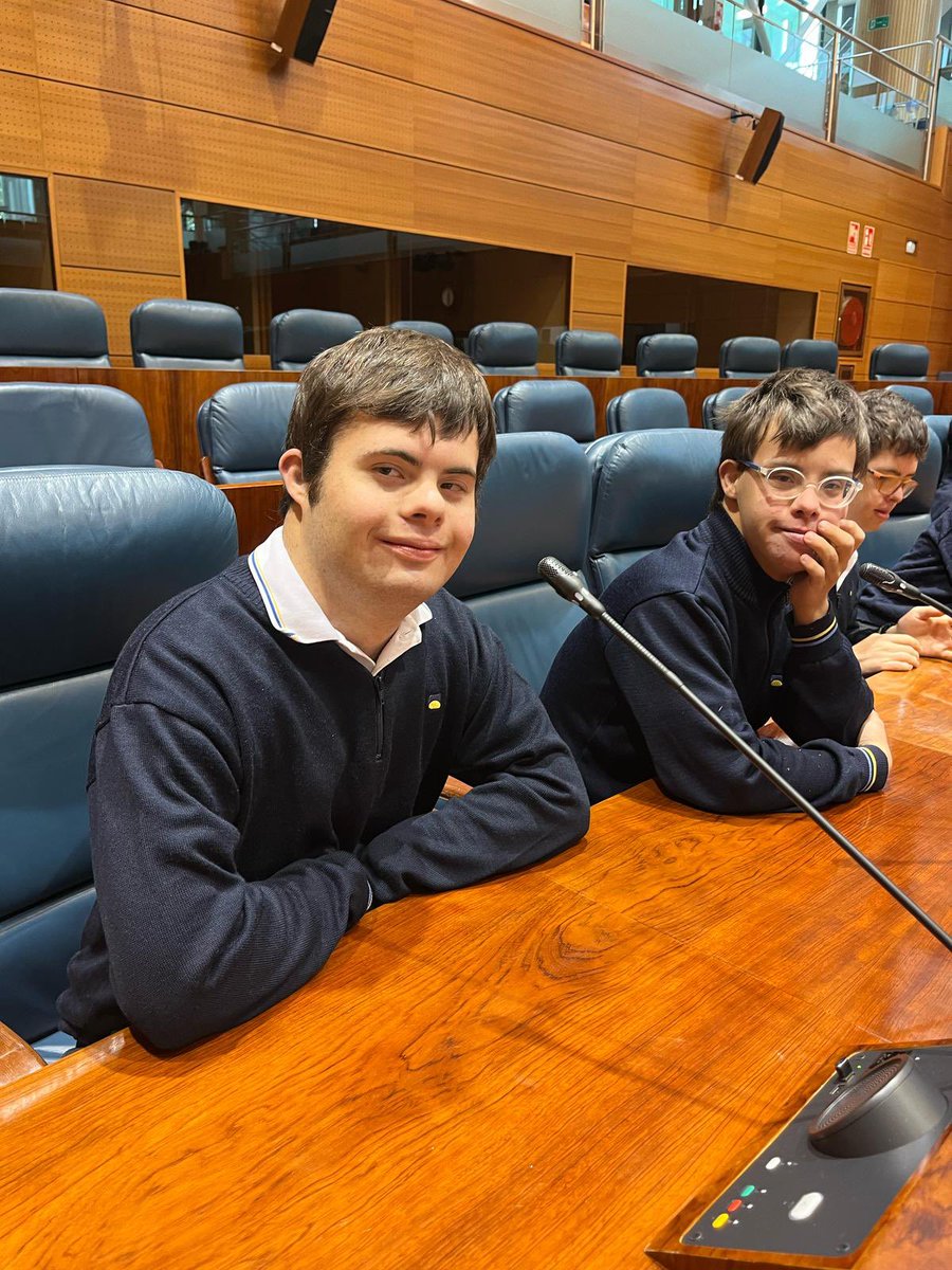 ¡Nuestros alumnos se convierten en diputados por un día!
Hemos visitado el emiciclo y el propio presidente de la Asamblea, <a href="/eossoriocrespo/">Enrique Ossorio</a> , les ha estado explicando sobre lo que allí se hace. 
#Masqueuncolegio #familiacambrils #sindromededown #discapacidadintelectual
