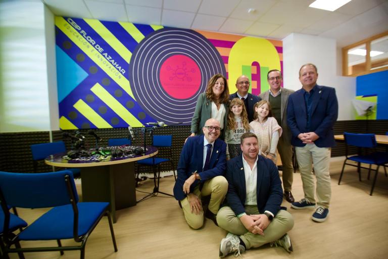 Consejería Desarrollo Educativo y FP (@educaand) on Twitter photo 🚀 El director mundial de Google for Education destaca al <a href="/CEIPFlorAzahar/">CEIP Flor de Azahar</a> de Cártama como referencia de la innovación educativa.
👉 El centro fue reconocido en 2022 por su proyecto vinculado a la integración de las nuevas tecnologías en las aulas.
goo.su/785XhLO 🚀 El director mundial de Google for Education destaca al <a href="/CEIPFlorAzahar/">CEIP Flor de Azahar</a> de Cártama como referencia de la innovación educativa.
👉 El centro fue reconocido en 2022 por su proyecto vinculado a la integración de las nuevas tecnologías en las aulas.
goo.su/785XhLO