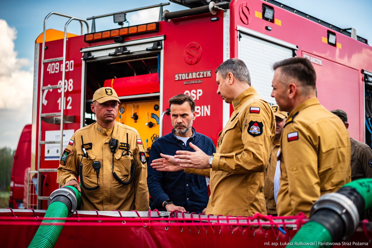 🔥Dziś  na pierwszym odcinku bojowym została zbudowana magistrala wodna o długości ok 4000 m celem likwidacji zarzewi ognia oraz przelewania terenu objętego pożarem.

🚒🔥Na drugim kontynuowano dogaszanie zarzewi ognia. W tym celu zbudowano magistralę wodną o długości 2500 m.