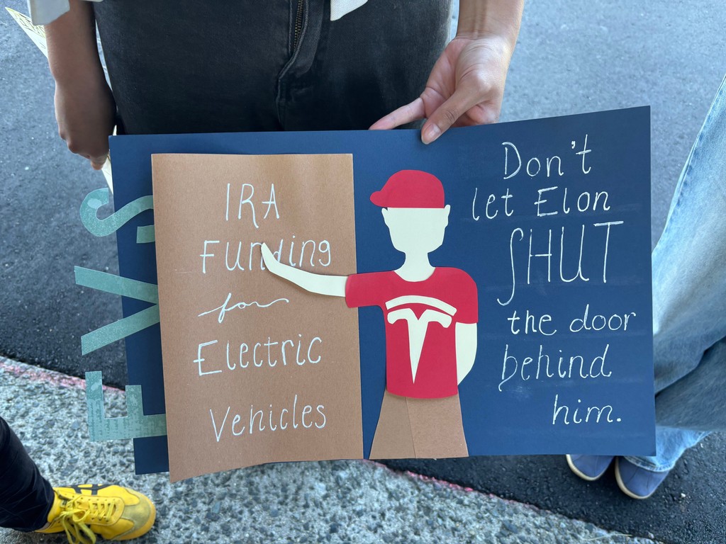 CCAN Action Fund (@ccanactionfund) on Twitter photo Last week we rallied with <a href="/VirginiaLCV/">Virginia LCV</a> <a href="/vasierraclub/">Sierra Club Virginia Chapter</a> in Hampton Roads to protect 3,100+ clean energy jobs & $37B economic growth! Urging Rep. Kiggans to defend vital climate investments amid federal budget battles. #CleanEnergy #ClimateAction #RallyForOurClimateFuture Last week we rallied with <a href="/VirginiaLCV/">Virginia LCV</a> <a href="/vasierraclub/">Sierra Club Virginia Chapter</a> in Hampton Roads to protect 3,100+ clean energy jobs & $37B economic growth! Urging Rep. Kiggans to defend vital climate investments amid federal budget battles. #CleanEnergy #ClimateAction #RallyForOurClimateFuture