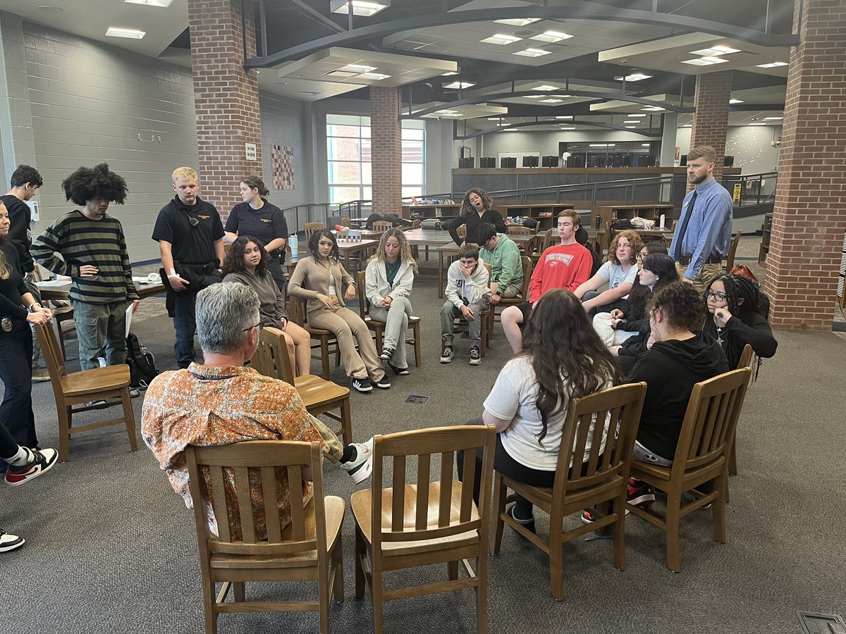 Today, Det. Jess Rager Parry had the privilege of working with Mr. Bowen’s students at Warren Central High School, teaching them the fundamentals of investigative techniques &amp; crime scene processing. 

We’re proud to invest in our community &amp; inspire the next generation