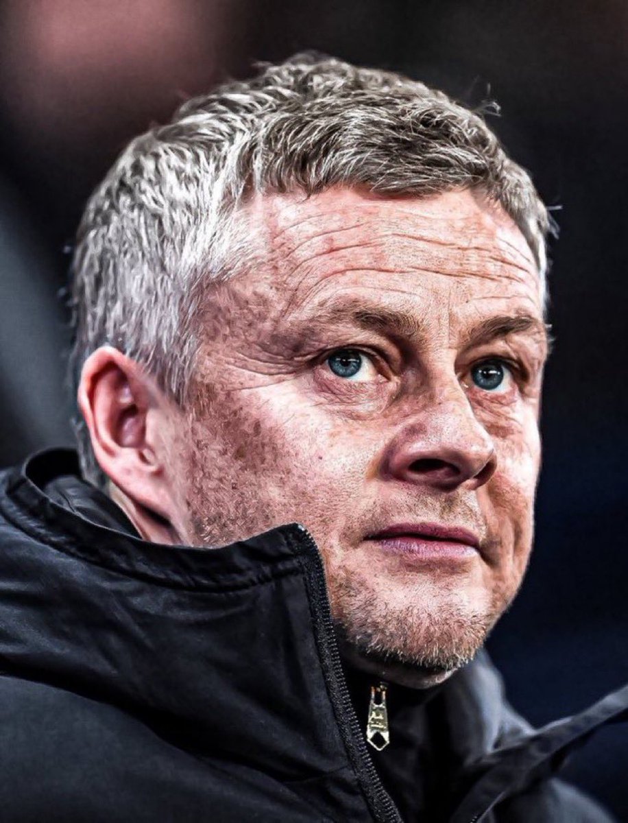 metacoach10's tweet photo. Solskjaer, alan savunması konusunda kötü bir teknik direktördür. Belirli bir kanattan yapılan hücumda diğer kanattaki kanat oyuncusu kendini boşa çıkarır çünkü savunma planlı olarak 1v1 eşleşme yerine tümüyle alan savunmasını tercih eder boş bıraktığınız adam da gelir size atar. https://t.co/WPQVChohr0