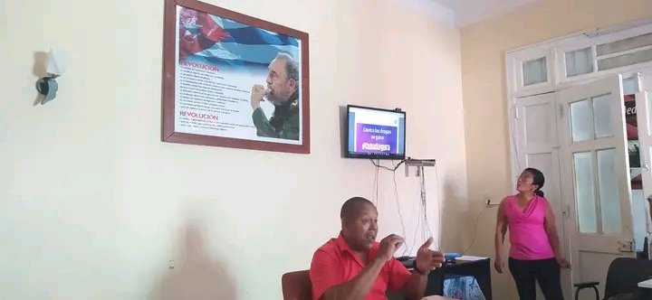 IvisOdio's tweet photo. #PalmaSoriano  preparación para el análisis y debates del tabloide #ContraLasDrogasSeGana  , con los educandos en las instituciones educativas del territorio.
#CubaSegura #CubaMined  @dpestgo @HenryAndre19942  @VidePvide  @mambisa25  @ElAvile67  @Educ_PalmaS @CeciliaGPea2 https://t.co/A78zyYVLMX