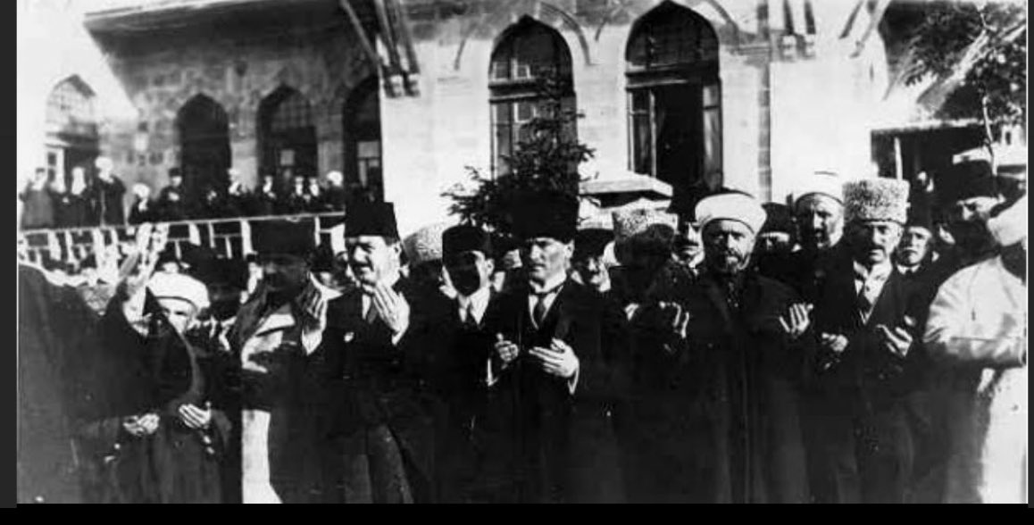 “Küçük hanımlar, Küçük beyler!Sizler hepiniz geleceğin bir gülü, yıldızı ve ikbal ışığısınız.Memleketi asıl ışığa boğacak olan sizsiniz.Kendinizin ne kadar önemli, değerli olduğunuzu düşünerek ona göre çalışınız.Sizlerden çok şey bekliyoruz.”#23NisanUlusalEgemenlikveCocukBayramı