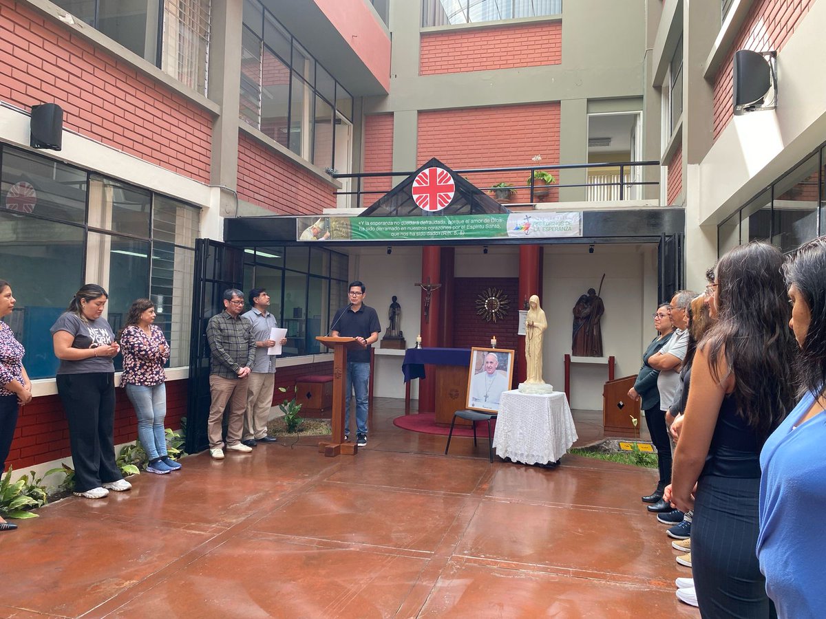 𝐔𝐧𝐢𝐝𝐨𝐬 𝐞𝐧 𝐨𝐫𝐚𝐜𝐢𝐨́𝐧 𝐩𝐨𝐫 𝐞𝐥 𝐞𝐭𝐞𝐫𝐧𝐨 𝐝𝐞𝐬𝐜𝐚𝐧𝐬𝐨 𝐝𝐞𝐥 𝐏𝐚𝐩𝐚 𝐅𝐫𝐚𝐧𝐜𝐢𝐬𝐜𝐨
Los colaboradores de Cáritas del Perú se reunieron para elevar sus oraciones por el alma del Santo Padre, el Papa Francisco.