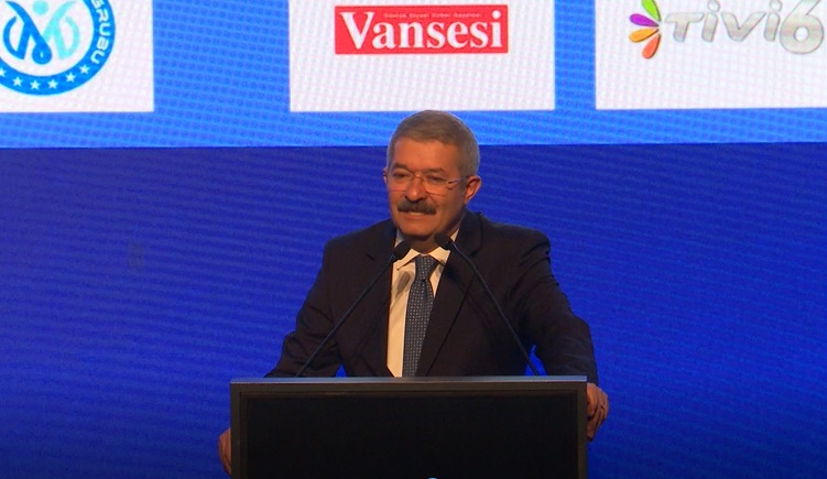 VanEkonomisi's tweet photo. “Van artık sınırda kalmıyor; ticaretin merkezine yürüyor!” 🎙️ VAN TSO Başkanı Necdet Takva, #VanEkonomiZirvesi’25’te:  “Yerel kalkınma için yerli cesaret gerekir. Biz, Van’ın potansiyeline inanıyoruz.”
📈 Van; girişim, ticaret ve yatırımın yeni adresi!
#NecdetTakva #VanTSO https://t.co/qTZRUKAe7R