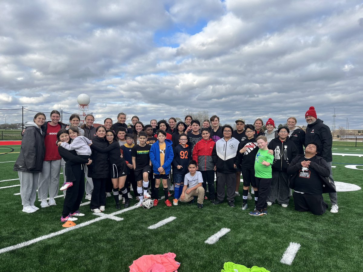 Thank you to the Grade 5-8 Soccer Club from Fairmont School for coming out to play some soccer with us! We all had such a fun afternoon!⚽️ 

#flyasone