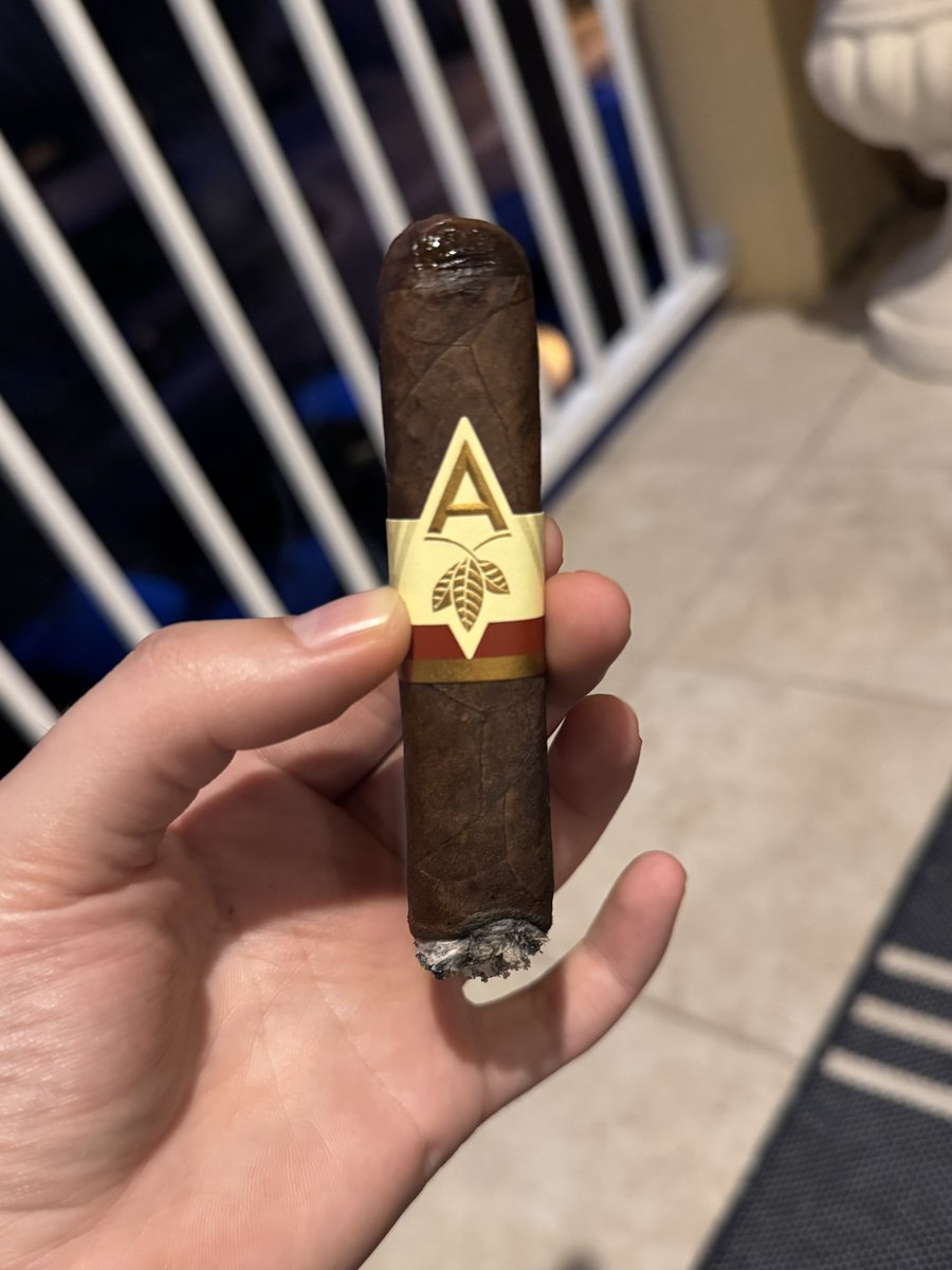 Rich, heavy smoke! Fantastic flavor as always from <a href="/ArtistaCigars/">Artista Cigars</a>