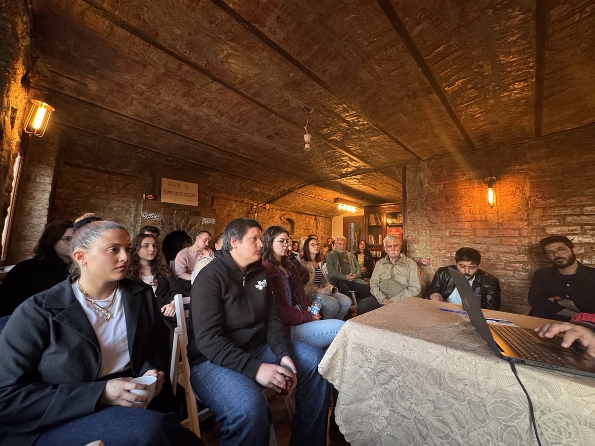 Toplumsal2025's tweet image. 📍İstanbul 

Holding ekosistemleri, endüstriyel kümeler, yeni nesil OSB’ler ve sanayi geliştirme koridorları üzerine; Fuat Yücel Filizler ile “Türkiye’de Sınai Dönüşüm” söyleşimizde buluştuk.

#holding #OSB #1Mayıs