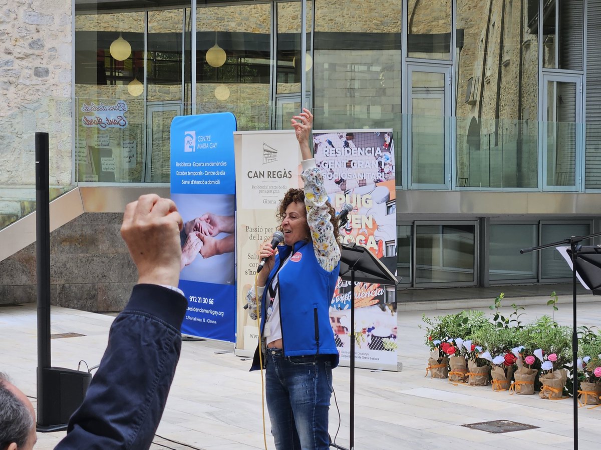 CentreMariaGay's tweet photo. Activitat de #SantJordi2025 en el #TorsDeVenus de #Girona a la @govgirona. Agraït acte dels centres de #gentgran de Girona! https://t.co/xJlMl7zNYX