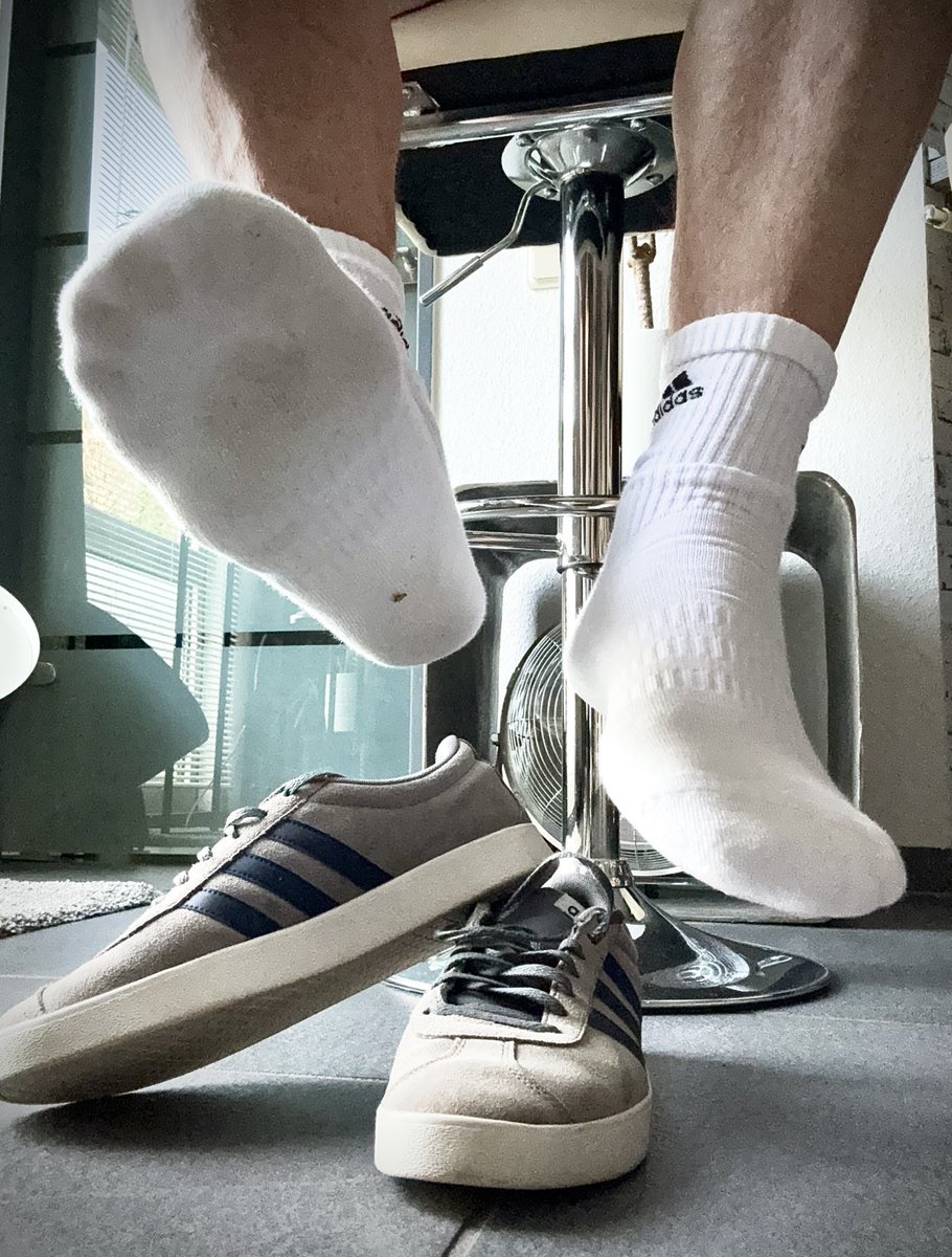 FeetSocksSneax tweet media