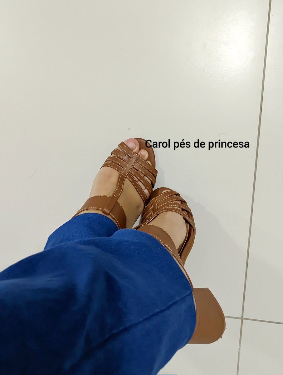 Depois de um longo dia… nada como relaxar, mas o salto ainda está no comando. Você merece essa visão?

#FeetAfterWork #HighHeelsLover #FootTease #AfterWorkVibes #FeetGoddess #FootModel #HeelsAndFeet #RelaxingWithStyle