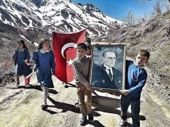 Geçmişte olduğu gibi bugün de, zorluklar karşısında dimdik durarak yılmadan çalışan ve tek türküsü memleket olan tüm kahramanlara saygı ve minnetle...

Türkiye Büyük Millet Meclisi’nin 105. yılı ve 23 Nisan Ulusal Egemenlik ve Çocuk Bayramımız kutlu olsun!
#23Nisan