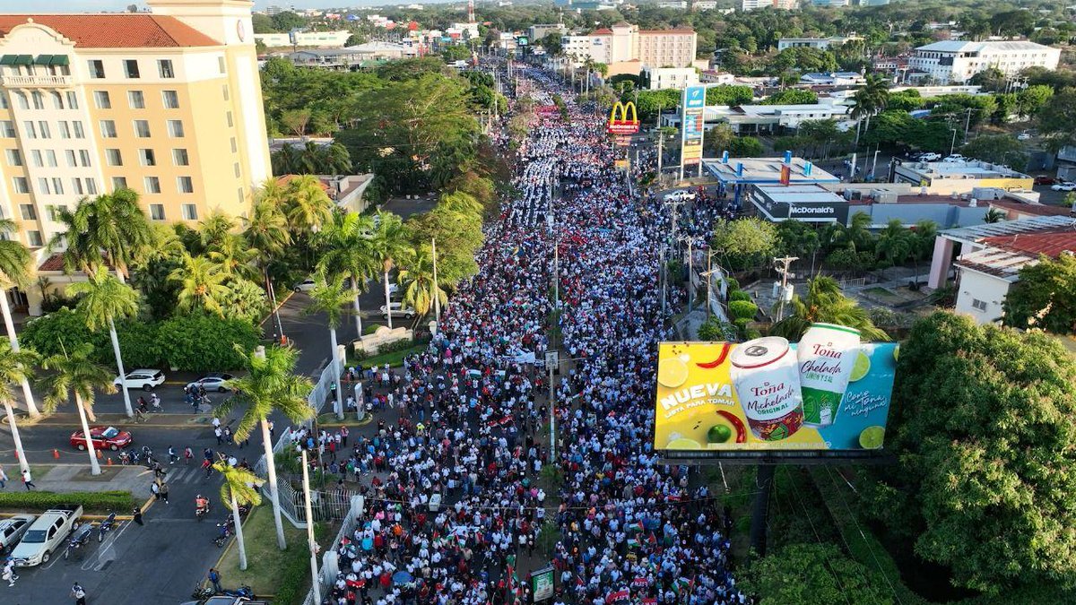 canaltn8's tweet image. #AHORA |🇳🇮✨ Nicaragüenses celebran el Día de la Paz con amor y revolución 🎶🕊️

Miles de familias protagonizaron una multitudinaria caminata desde la Plaza de la Victoria hasta la Plaza La Fe en Managua.
#Nicaragua #PazYAmor #AbrilVictorioso