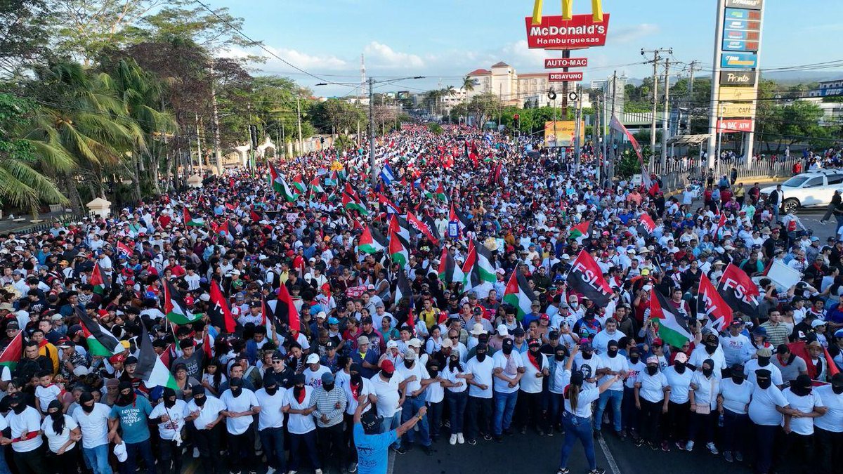 canaltn8's tweet image. #AHORA |🇳🇮✨ Nicaragüenses celebran el Día de la Paz con amor y revolución 🎶🕊️

Miles de familias protagonizaron una multitudinaria caminata desde la Plaza de la Victoria hasta la Plaza La Fe en Managua.
#Nicaragua #PazYAmor #AbrilVictorioso