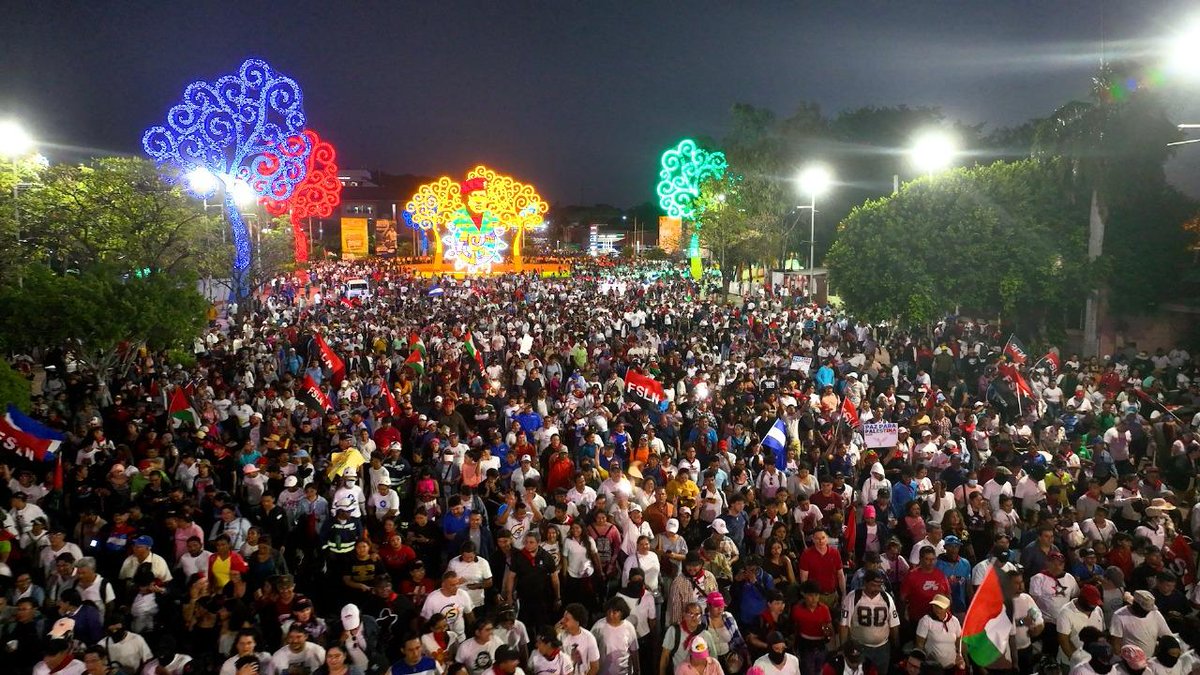 canaltn8's tweet image. #AHORA |🇳🇮✨ Nicaragüenses celebran el Día de la Paz con amor y revolución 🎶🕊️

Miles de familias protagonizaron una multitudinaria caminata desde la Plaza de la Victoria hasta la Plaza La Fe en Managua.
#Nicaragua #PazYAmor #AbrilVictorioso