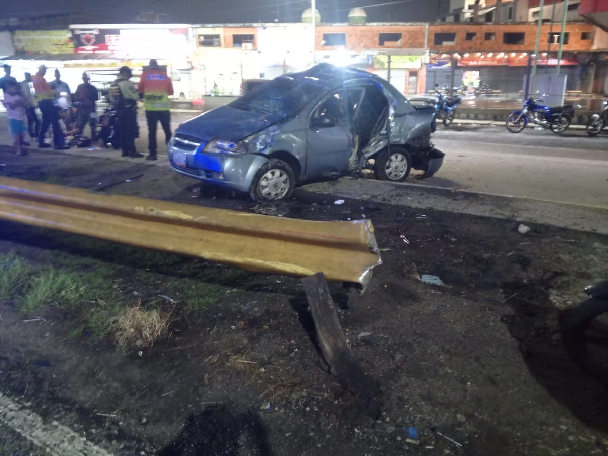 ⚠️💥🚗 #NoticiasViales (22/04) #Carabobo Hecho de tránsito ocurrido la noche de este 22 de abril en la Troncal 5, autopista Sur, sentido #Valencia hacia #Tocuyito, a la altura del Puente de Tocuyito. Un vehículo liviano chocó contra una defensa. Una persona lesionada. #22Abr