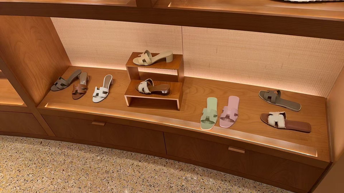 哎我弟好好😭给我买拖鞋，我说找代购买就好了便宜很多，他非要带我去专柜买，让我奢侈一把，还说现在买配货，年底要在专柜给我配个爱马仕菜篮子大象灰🥲好感动，不过专柜没有我的码，所以没买到。我不是物欲很强的人也不追求表面光鲜，专柜一万多，找代购6000就行，所以我也是真不舍得在专柜买