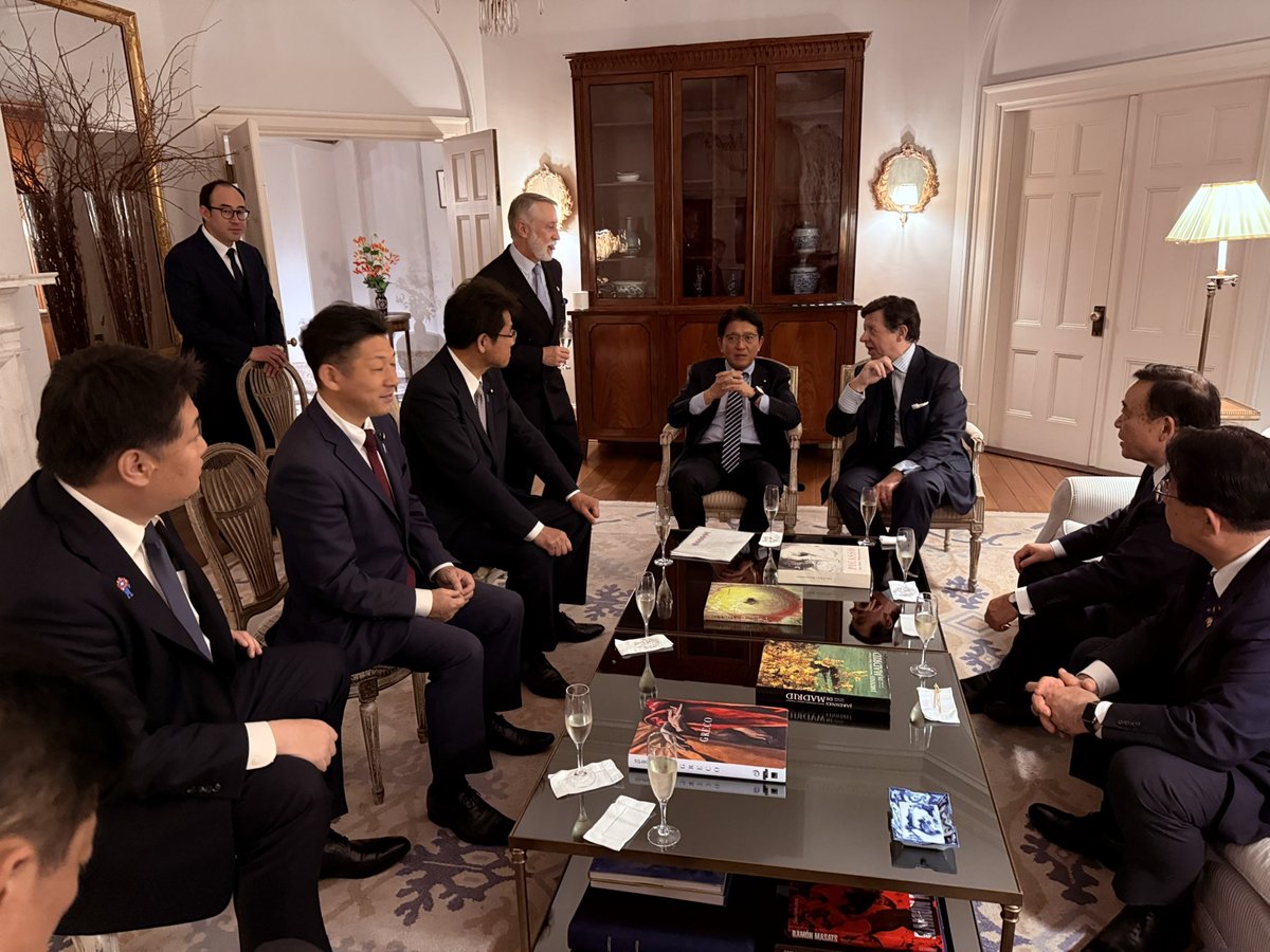 スペイン大使館で日本スペイン友好議連のメンバーと駐日大使との夕食懇談会。2月に新しく着任されたデ・パラシオ駐日スペイン大使は、経験豊富な外交官。経済、安全保障、価値観外交という3つの軸にまたがるテーマで懇談会は盛り上がりました。アメリカの保護主義とトランプ関税への対応、中国の一帯一