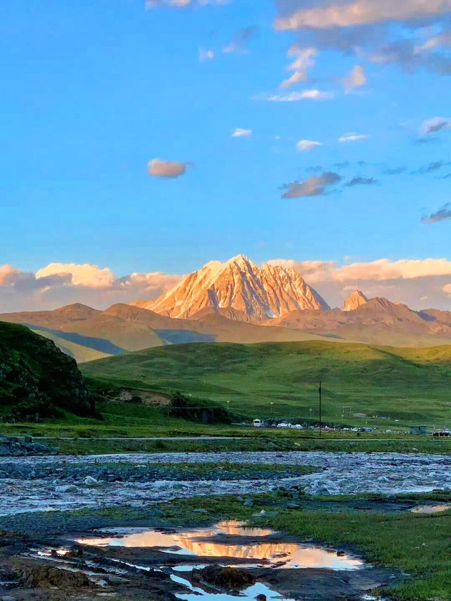 GanziChina's tweet image. #Gunong Village in Ganzi is so stunning. Camping, barbecuing, and rolling around on the Tagong Grassland at the foot of the snow-capped peaks? Pure magic!
Ticket: Free
Parking: ¥25/vehicle
Camping: ¥50-100
#GanziGuide #SpringTrip #Ganzi #Travel #Tourism #China #Sichuan #Tagong