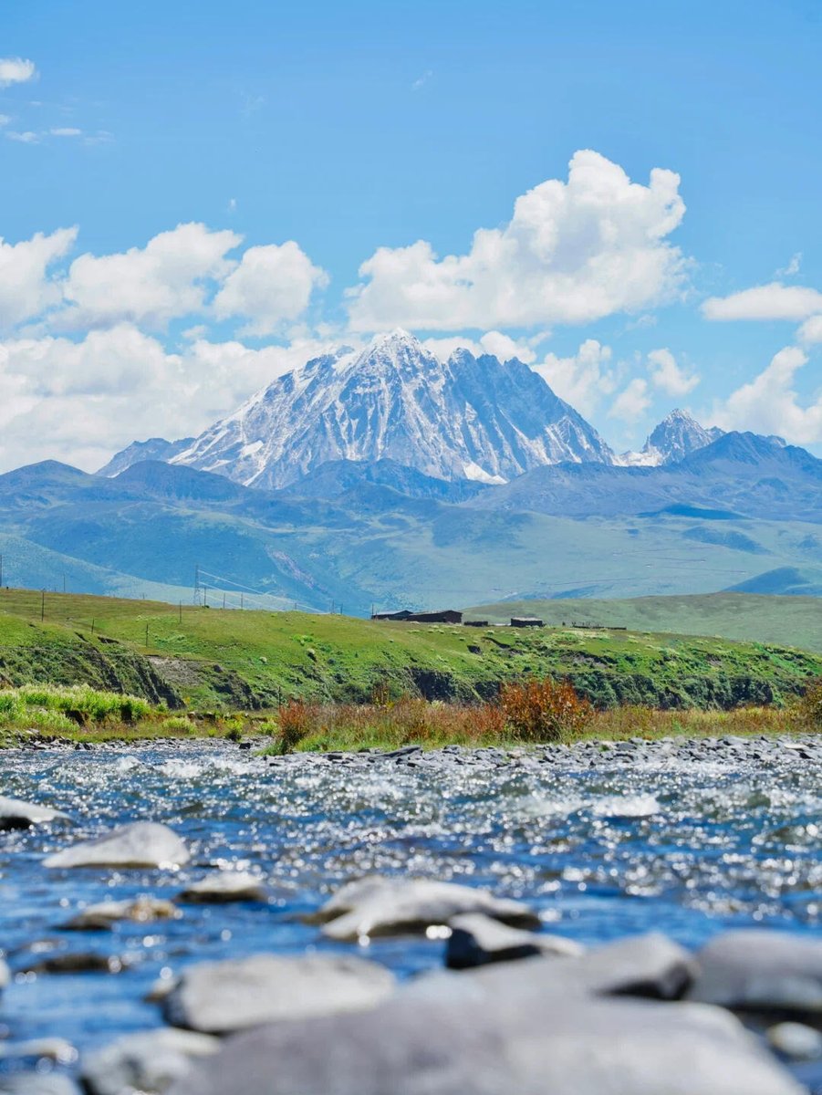 GanziChina's tweet image. #Gunong Village in Ganzi is so stunning. Camping, barbecuing, and rolling around on the Tagong Grassland at the foot of the snow-capped peaks? Pure magic!
Ticket: Free
Parking: ¥25/vehicle
Camping: ¥50-100
#GanziGuide #SpringTrip #Ganzi #Travel #Tourism #China #Sichuan #Tagong