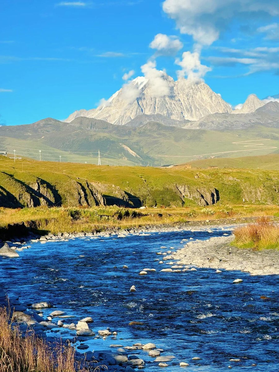 GanziChina's tweet image. #Gunong Village in Ganzi is so stunning. Camping, barbecuing, and rolling around on the Tagong Grassland at the foot of the snow-capped peaks? Pure magic!
Ticket: Free
Parking: ¥25/vehicle
Camping: ¥50-100
#GanziGuide #SpringTrip #Ganzi #Travel #Tourism #China #Sichuan #Tagong