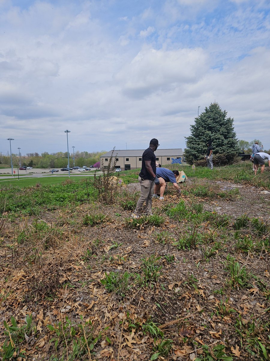 In honor of Earth day and campus beatification, WPU sports medicine joined students to help clean up the pollinator garden by Watson!