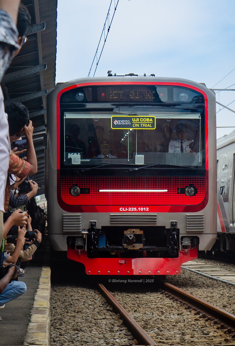 HoshinoTetsudo's tweet photo. EA207系 [I-225] | First Public Reveal, during the celebration of 100th years of electrification, in Jakartakota. 

#鉄道 #鉄道写真 #keretaapiindonesia #Railways #railwayphotography #indonesianrailway #fotokereta #INKA #EA207 #KRL #commuterline https://t.co/nFqNg8Ir0v