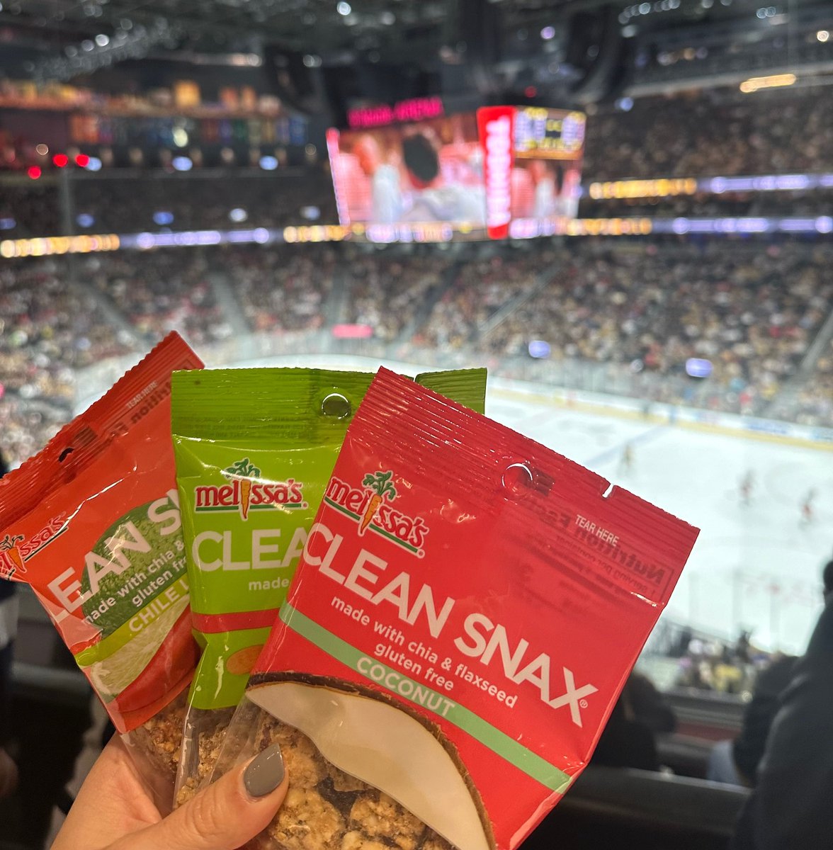 MelissasProduce's tweet image. Back at @TMobileArena for some more #StanleyCup Playoff action! 🙌🥳

🏒 Game 2: @GoldenKnights vs @mnwild

Don't forget to grab a couple bags of #CleanSnax before tuning in!

#VegasBorn #ForTheRealm #MelissasProduce #ArenaFood #HealthyOptions