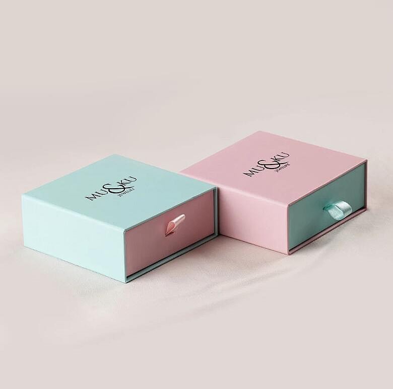 xiong_tao28405's tweet image. Meet our stylish drawer boxes! Compact yet spacious, they're perfect for gifting. Customize with your logo or design. Elevate your product presentation now!

#DrawerBoxes
#SmallBoxes
#GiftBoxes
#CustomDrawerBoxes
#StylishBoxes
#ProductPresentationBoxes