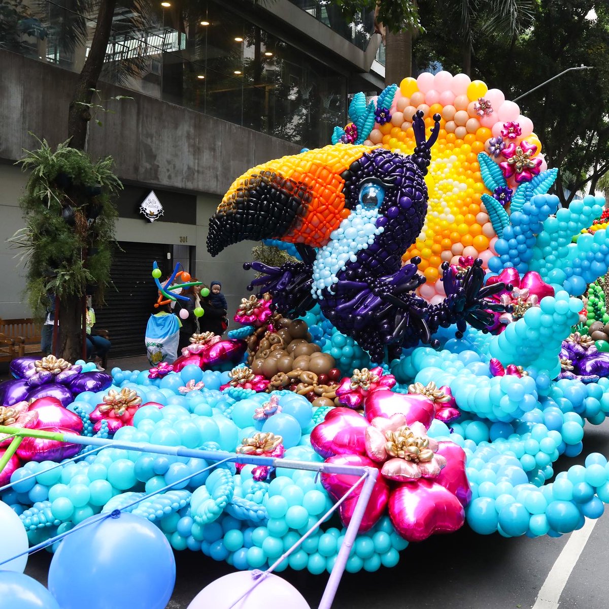 ¿Participarías en el armado de una carroza de globos gigantes?
💡 Sí, ¡me encantaría!
📸 Solo quiero ir a tomar fotos
🎈 ¿Hay curso de globero pro?
🙃 Solo si puedo usar traje de pulpo
Cuéntanos tu mood inflado 👇
#GlobosCreativos #EventosEnMéxico
laparejaviajera.com/blog/balloon-p…