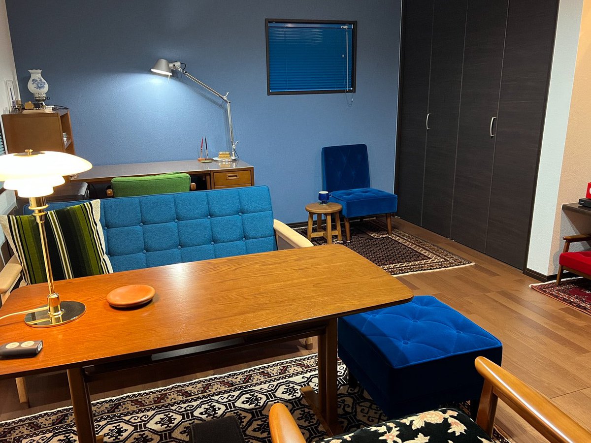 vanillaのお部屋紹介更新です！
今回はカリモク60モケットブルーがあるお部屋。スプリングフェアは大変好評でした！モケットブルー以外にもカリモク60アイテムが勢揃いです！

#vanillaのお部屋紹介

room.vanilla-kagu.com/2025/04/23_6136