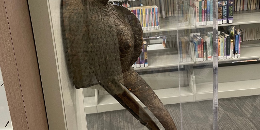 LACountyLibrary's tweet image. Explore LA County Library&apos;s art collection, featuring Beulah Woodard&apos;s masks and more! Learn more by visiting LACountyLibrary.org/Arts-Month

#LACountyLibrary #ArtInTheLibrary #BeulahWoodard #HiddenGems #AfricanArt