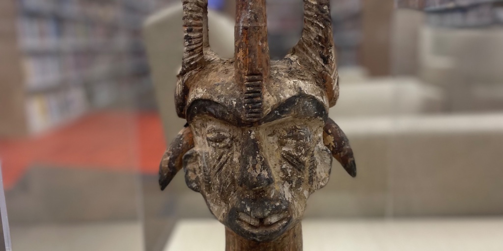 LACountyLibrary's tweet image. Explore LA County Library&apos;s art collection, featuring Beulah Woodard&apos;s masks and more! Learn more by visiting LACountyLibrary.org/Arts-Month

#LACountyLibrary #ArtInTheLibrary #BeulahWoodard #HiddenGems #AfricanArt