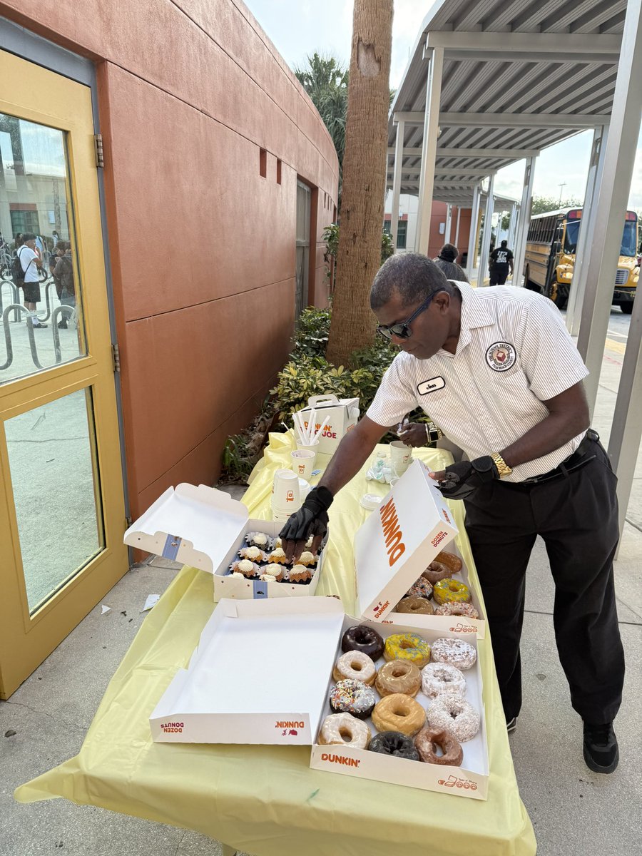 kjmartinez__'s tweet photo. Happy School Bus Driver Appreciation Day to our amazing drivers who go the extra mile for our Stingrays! π We started the day with donuts and coffee and ended with goodie bags! Thanks for all you do!
πβπ© #ThankABusDriver @palmspringsms https://t.co/ncW6dxtaeW