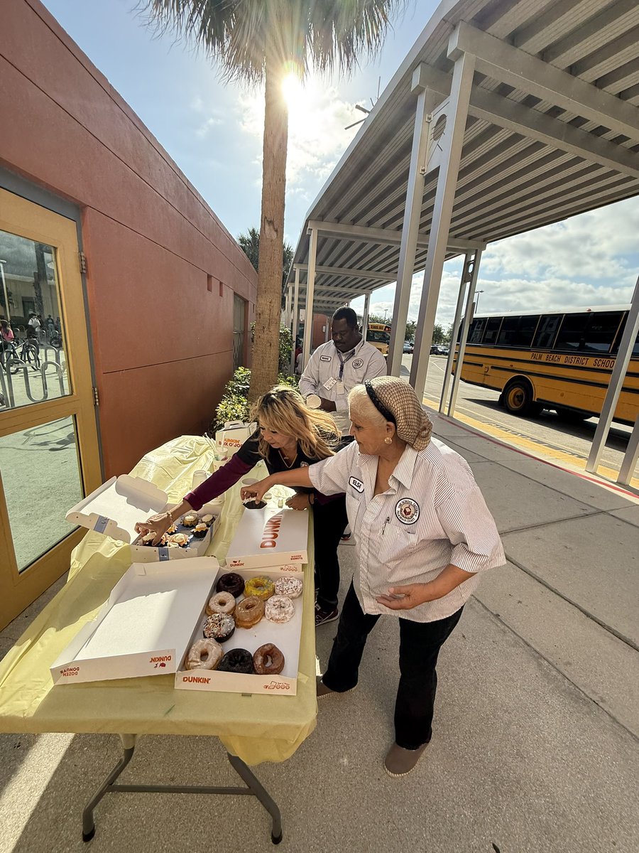 kjmartinez__'s tweet photo. Happy School Bus Driver Appreciation Day to our amazing drivers who go the extra mile for our Stingrays! π We started the day with donuts and coffee and ended with goodie bags! Thanks for all you do!
πβπ© #ThankABusDriver @palmspringsms https://t.co/ncW6dxtaeW