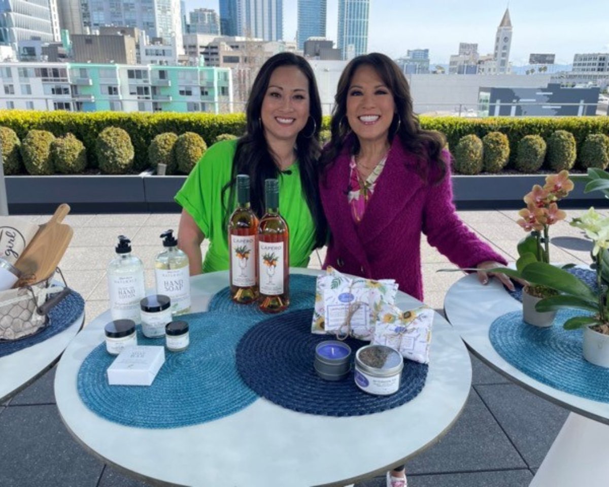 cabountiful's tweet image. #BountifulFinds is on the air!🎁

Host @AubreyAnne has shared our new gift guide on: 
✔️ CBS @GoodDaySac
 ✔️ @OfficialRFDTV
 📺 TOMORROW: Catch her on @ABC30 Fresno + @NBCCALive (LA, San Diego &amp;amp; Bay Area) at 11:30 a.m.!

🛒 Shop farm-fresh gifts → californiabountiful.com/bountifulfinds