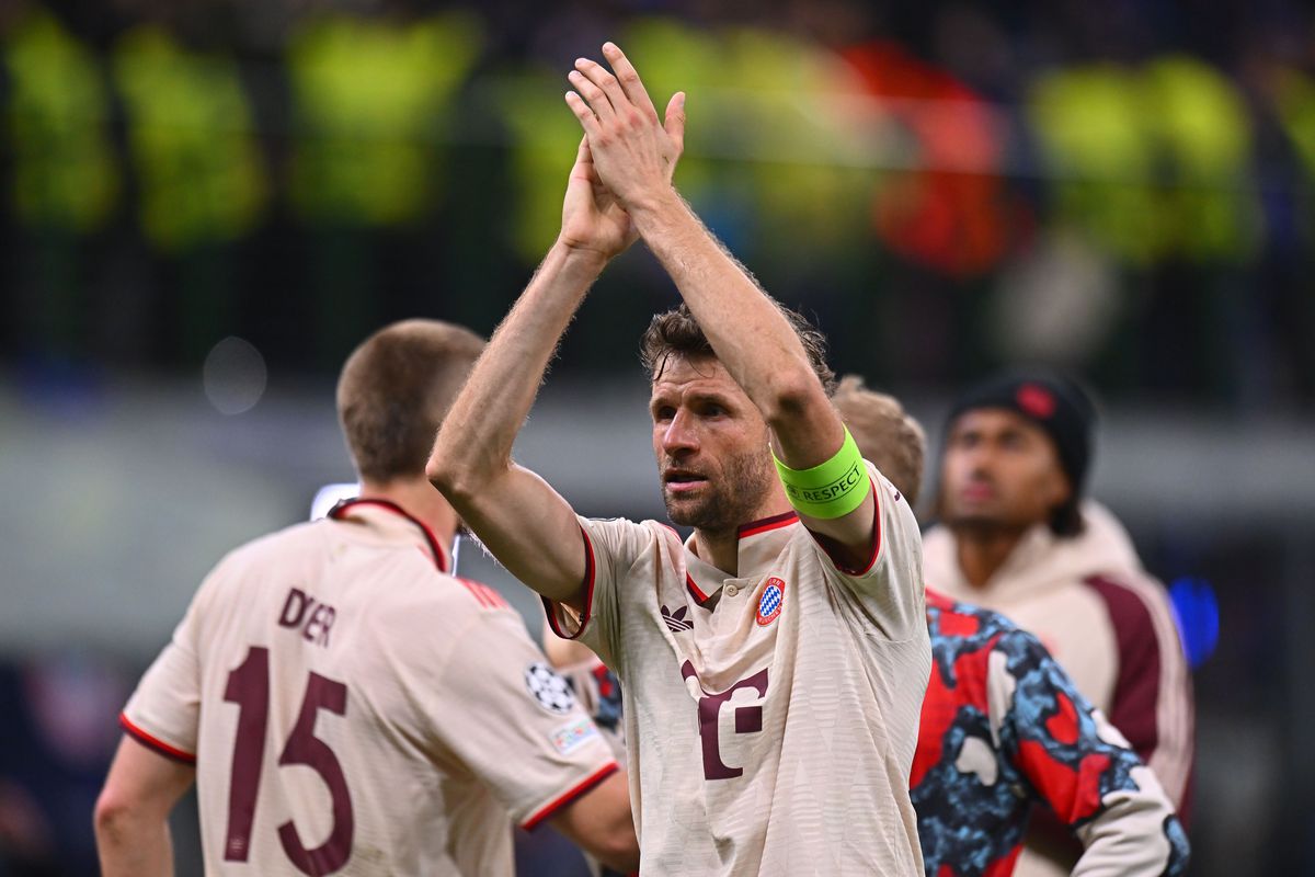 iMiaSanMia's tweet photo. In the dressing room after the Inter second leg, which was his last Champions League game for Bayern, Thomas Müller made a symbolic 'passing of the baton'. Müller deliberately took Aleksandar Pavlović and Josip Stanišić next to him, both homegrown players like himself, and told them: 'You have to keep going. Things go on. You can still win many titles here. Now is your time'

[@altobelli13, @cfbayern]