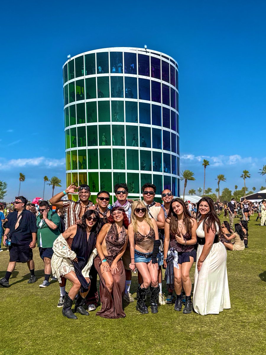 TimmyChooos's tweet image. Besides the the dusty wind, Coachella weekend 2 was ALL VIBES