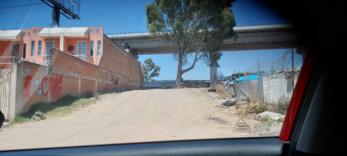 arturoc_oficial's tweet photo. Pedimos el apoyo de la @MTGobPue @silvia_tanus y del gobernador @armentapuebla_ para cerrar y/o colocar bolardos fijos,delincuentes hicieron un paso improvisado donde cobran y huyen rápidamente,ocasionando accidentes @HECTOR_RANGELTV https://t.co/NoscLERaTQ