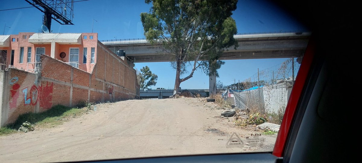 arturoc_oficial's tweet photo. Pedimos el apoyo de la @MTGobPue @silvia_tanus y del gobernador @armentapuebla_ para cerrar y/o colocar bolardos fijos,delincuentes hicieron un paso improvisado donde cobran y huyen rápidamente,ocasionando accidentes @HECTOR_RANGELTV https://t.co/NoscLERaTQ
