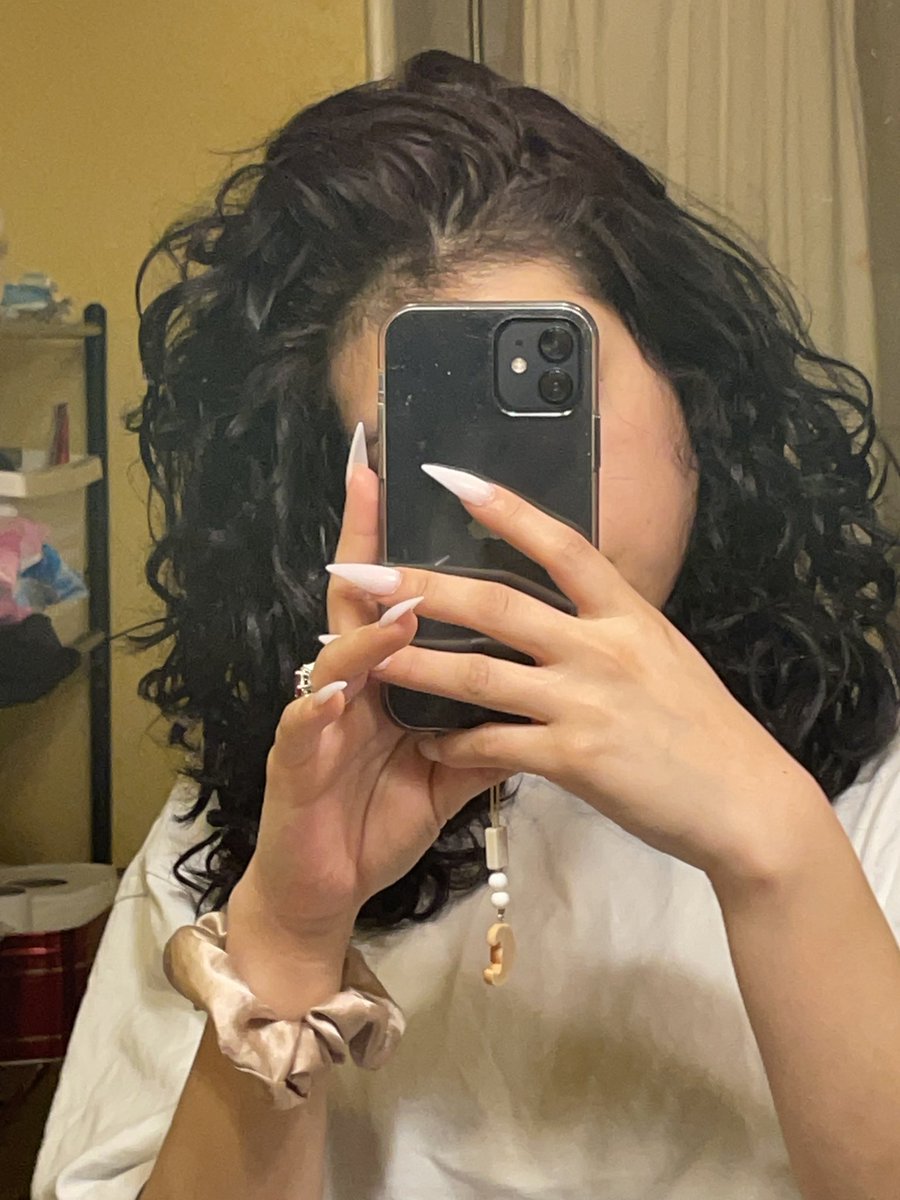 whoislin4's tweet photo. I haven't straightened my hair for two weeks and that's how my bird's nest is going 🪹🙄💕 https://t.co/11l9QxaoqQ