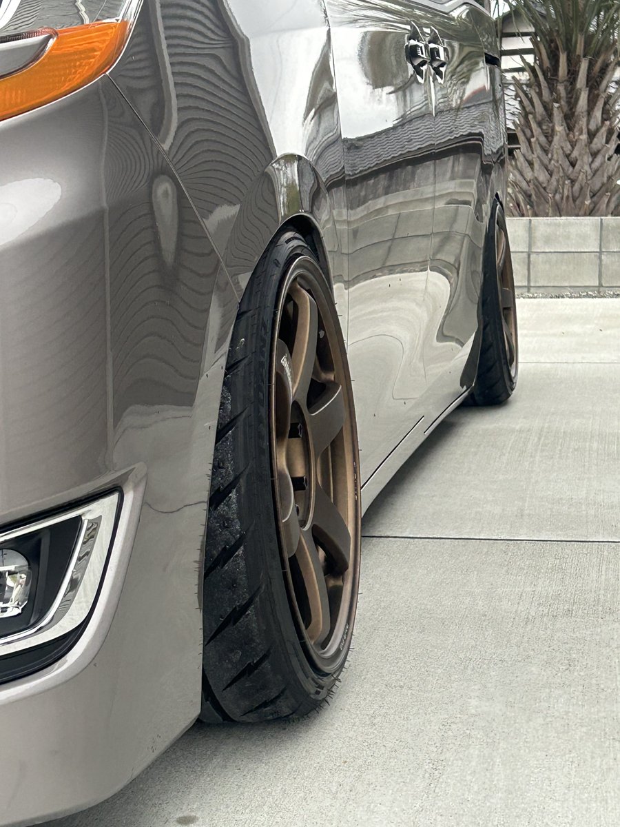 nao_evoque73's tweet photo. ノアの今年仕様完成
タイヤ変わっただけ🙄
シバタイヤ　225/35R18
ミニバンにTE37とハイグリップの無駄感🤤
ナローボディーだからこそのタイヤの見え感が🙆‍♂️
#SHIBATIRE #シバタイヤ https://t.co/35Vu9PJSxw